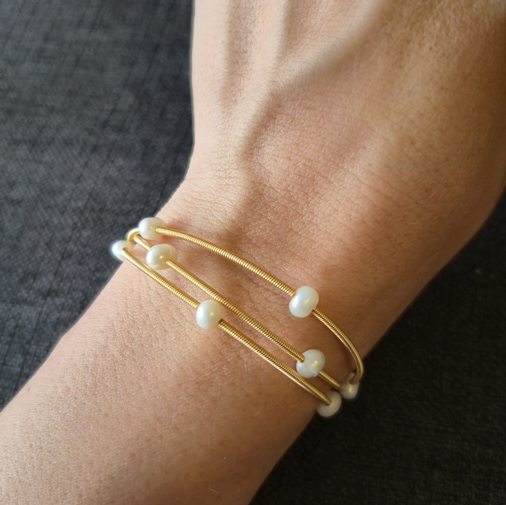 Elegant Gold and White Beaded Bracelet